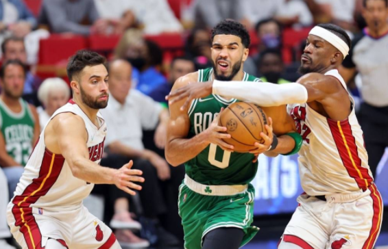 塔图姆27分巴特勒空砍29+6 绿军127-102轻取热火总分1-1