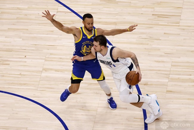 赛事直播-nba今天的比赛独行侠119-109勇士丹西斯30分 14个篮板和9次助攻