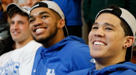 赛事直播-肯塔基双子布克唐斯入选nba,最佳球队 两人都有资格在今年夏天签下4年高薪2.11亿