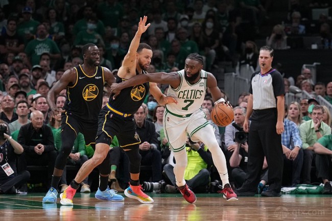 赛事直播-nba比赛今天凯尔特人116-100勇士布朗27分9篮板库里拿下31分