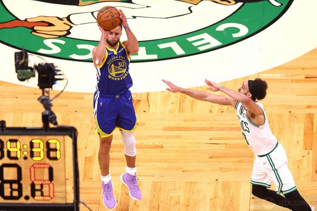 赛事直播-库里疯狂拿下34分 带领勇士再次赢得NBA冠军 他第一次当选FMVP