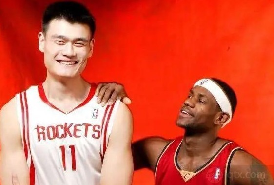 赛事直播-詹姆斯说姚明只有一个普通的中锋 他是中国篮球的旗帜